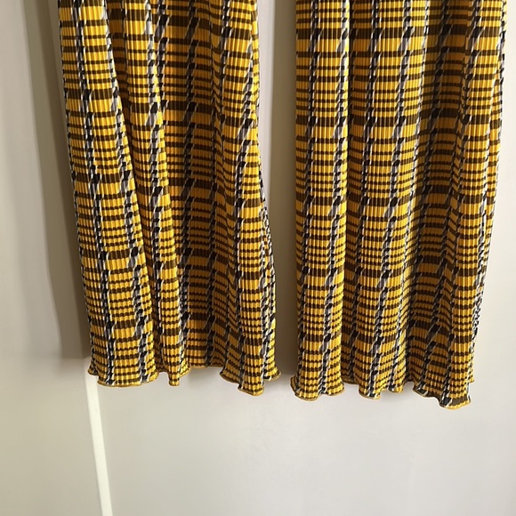 Pleated Yellow Plaid Flare Pants (2018) - Picture 4 of 5